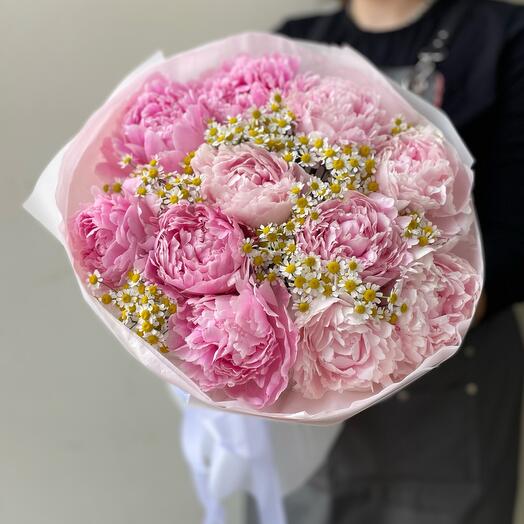 Букет из пионов Сара Бернар и кустовой ромашки