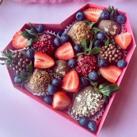 Клубника в шоколаде ассорти посыпок с голубикой