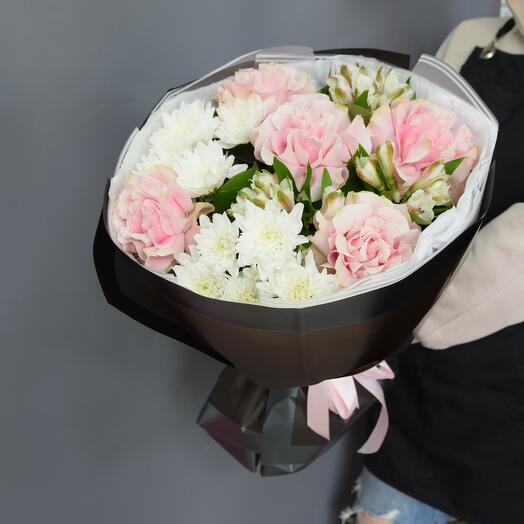 Ramo de rosas francesas, crisantemos, alstroemerias.