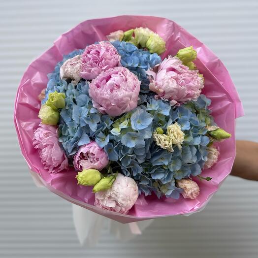 Bouquet of peonies by Sarah Bernhardt and hydrangeas