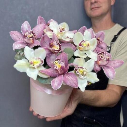 Коробка из белых и розовых орхидей