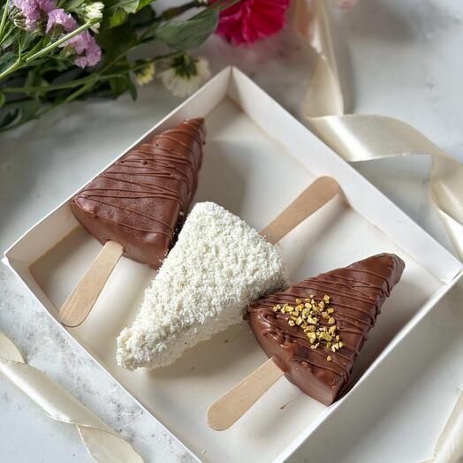 Набор ассорти чизкейков на палочке в шоколаде