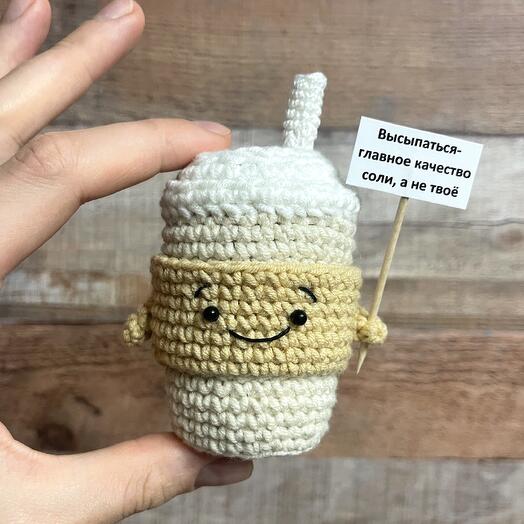 Кофейный стаканчик вязаная игрушка