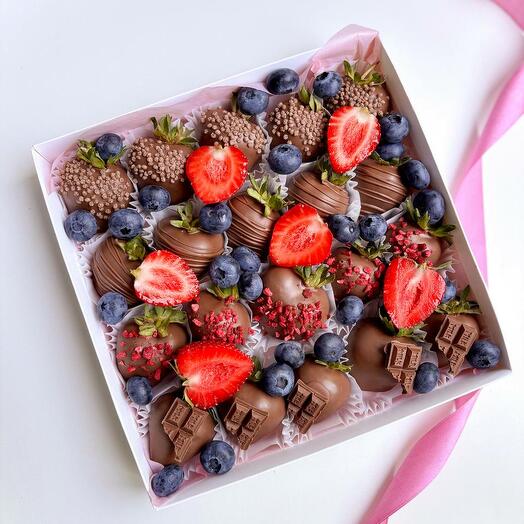 Клубника в молочном шоколаде с голубикой 20 шт ассорти в подарок маме
