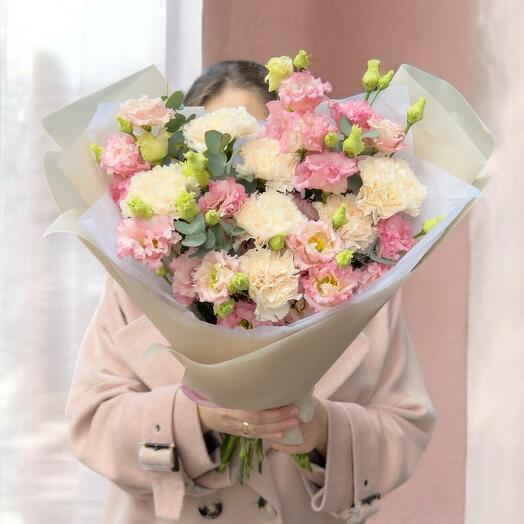 Bouquet with openwork eustoma