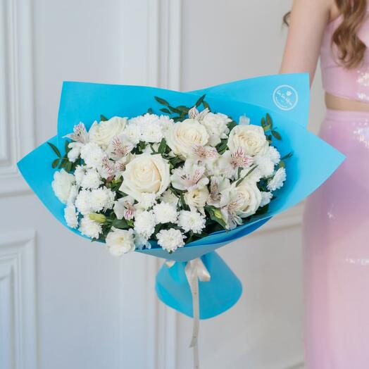 Букет с белыми розами Aqua M