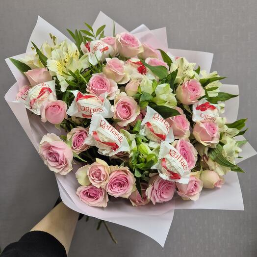 Букет из нежных кустовых роз, альстромерий и конфет