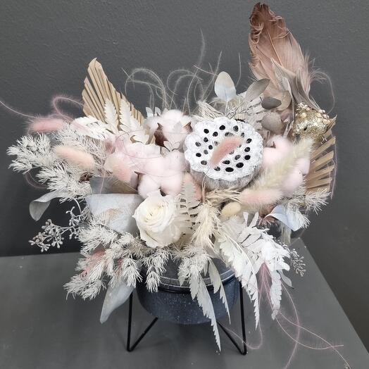 Композиция из сухоцветов и стабилизированных цветов в керамической горшке