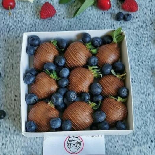 Клубника в шоколаде 9 шт с голубикой