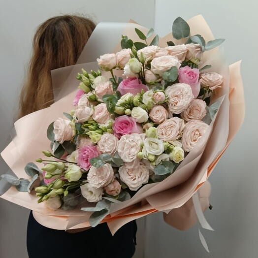 Букет из кустовой пионовидной розы, розы, эустомы, эвкалипта