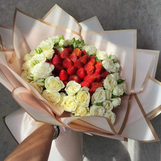 Букет из свежей клубники и кустовых роз 🍓🌸