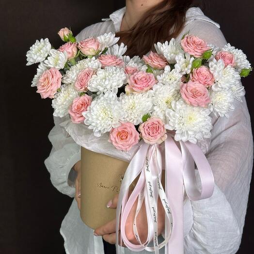Коробка из хризантем и кустовой розы