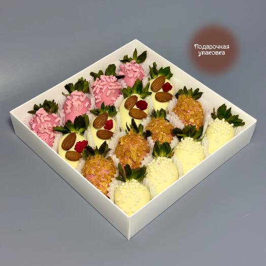 Клубника в шоколаде (16-20 шт) «Миндаль»