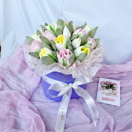 Букет тюльпанов из зефира в шляпной коробке