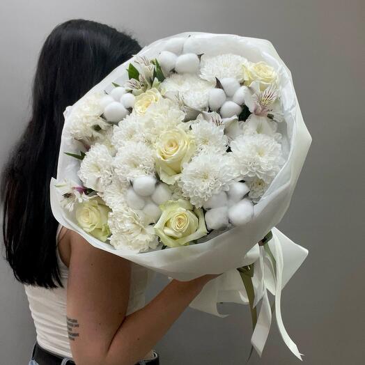 Сборный букет из кремовой розы, кустовой хризантемы, диантусов, альстромерий и хлопка 🤍