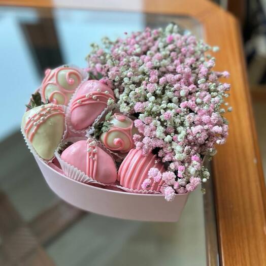 Коробочка сердце с клубникой в шоколаде и цветами