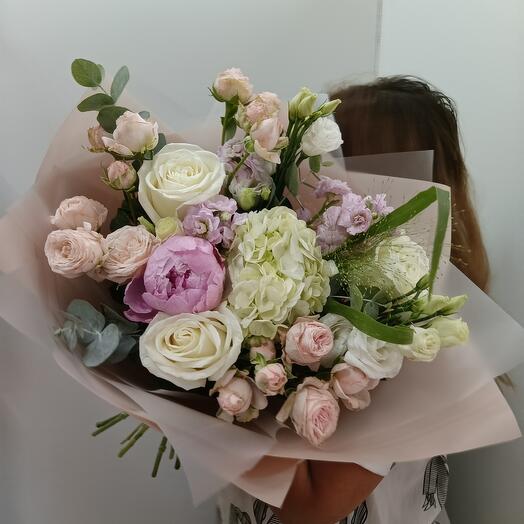 Букет пион, гортензия, роза, роза пионовидная кустовая, эустома, эвкалипт, маттиола