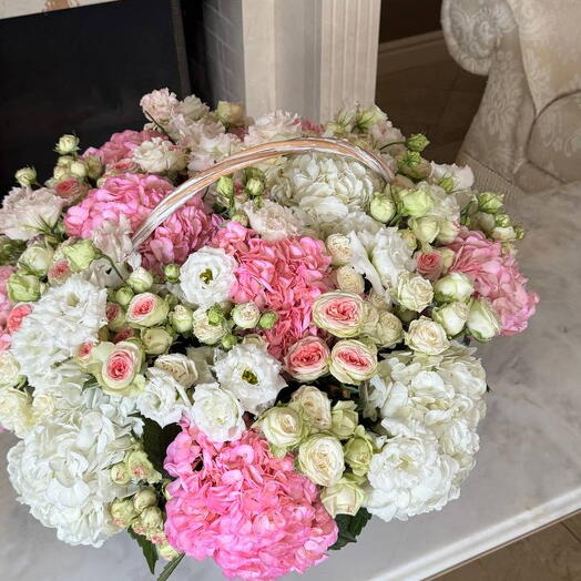 Корзина цветов с гортензией и розами