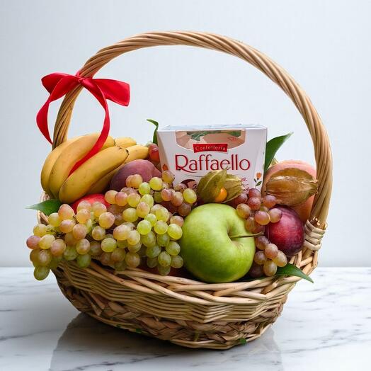 Корзина с фруктами и конфетами Rafaello "Яркая эмоция"