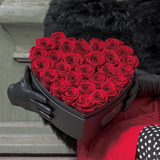 Червоні вічні троянди у великому боксі Heart Rose du Chateau