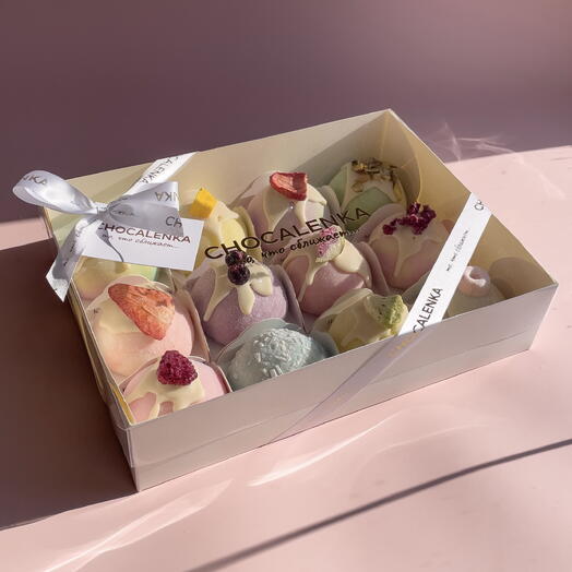 Mochi is a delicate Japanese dessert. Set of 12 pieces