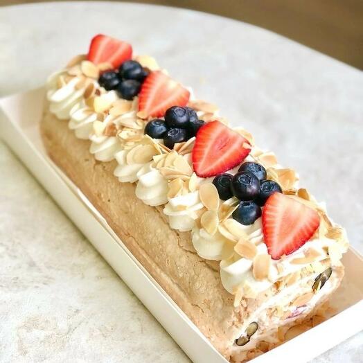 Меренговый рулет с клубникой и голубикой