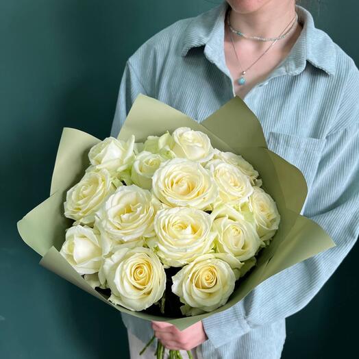 Single-variety bouquet of 15 white roses