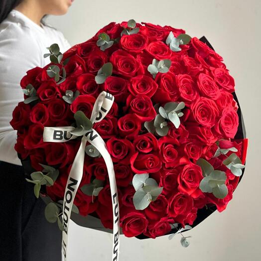 Букет "75 красных роз с эвкалиптом"