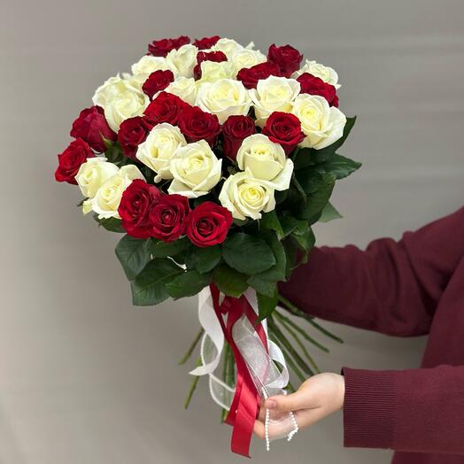 Микс красных и белых роз 35