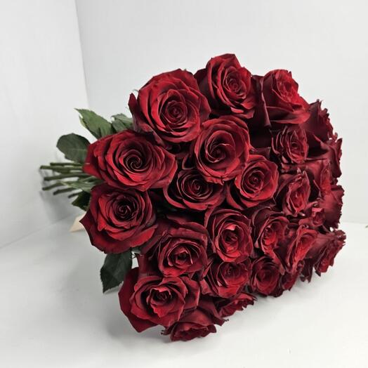 Охапка 25 красных роз под ленту арт. 35140