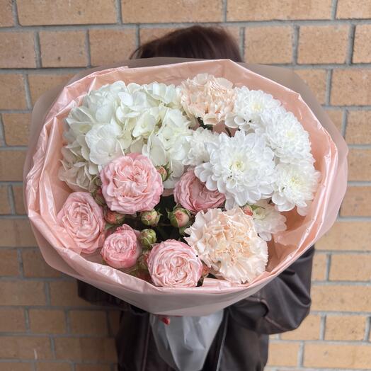 Букет с гортензией, розами, хризантемой и диантусами