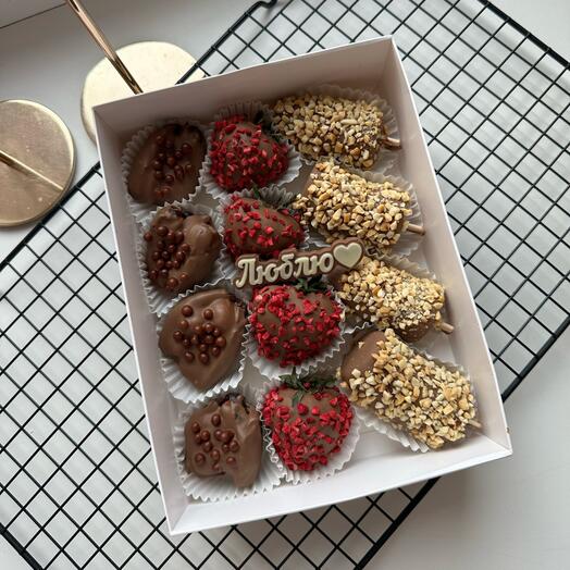 Клубника, финики и бананы в шоколаде «Amour Box»