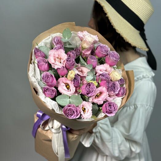 Авторский букет с кустовыми розами и махровыми эустомами