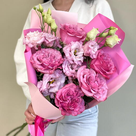 Barbie. Букет из пионовидных розовых роз и эустом