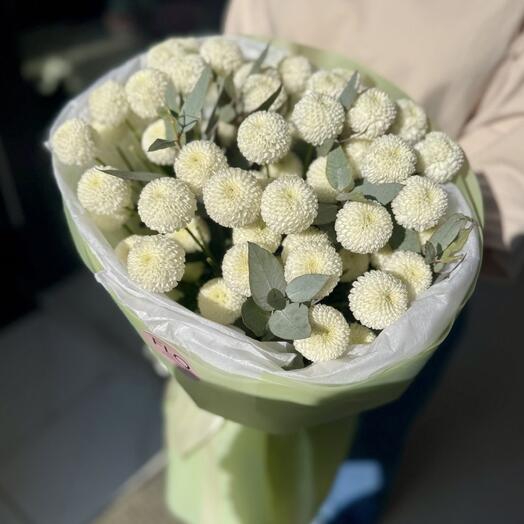 Стойкий букет хризантем с эвкалиптом