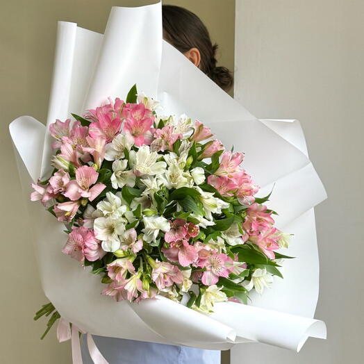 Букет из альстромерий «Нежность в розово-белом» — свежие цветы в стильной упаковке