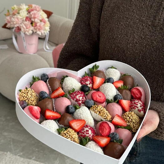 Сердце с клубникой "With Love"