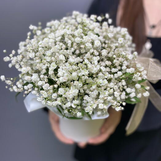 Цветы в коробке с белой гипсофилой🫶🏻