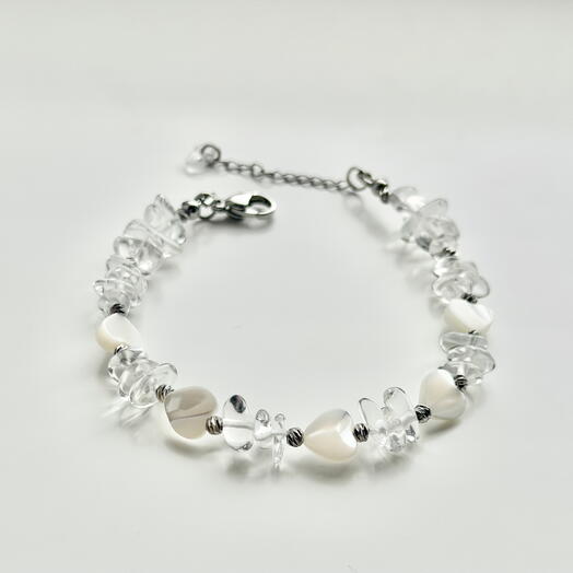 Браслет из бусин перламутра и горного хрусталя, родий