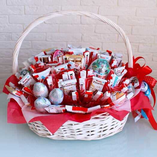 Большая корзина киндеров сладкий набор