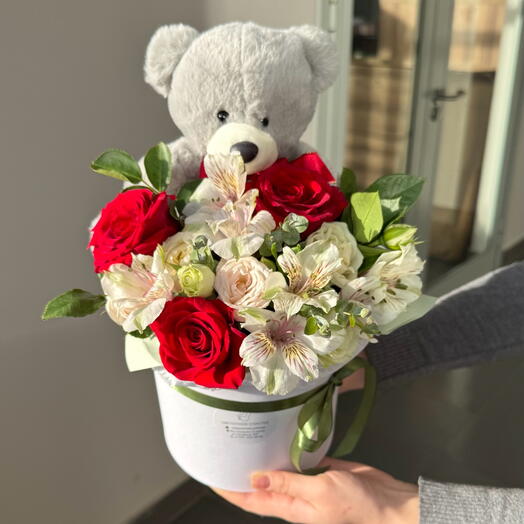 Цветы в коробке с мишкой