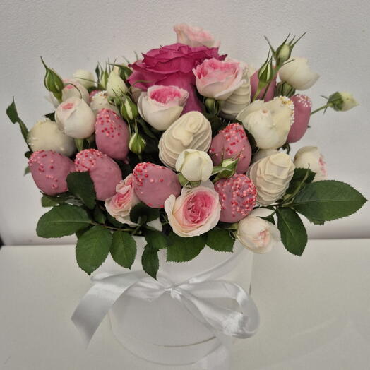 Композиция из клубники в шоколаде и роз в шляпной коробке "Нежные мечты"