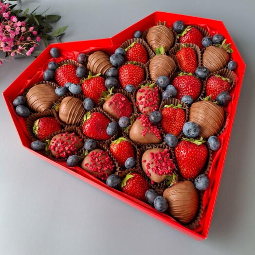 Большое сердце ассорти клубника в шоколаде и голубика подарок девушке, маме, жене