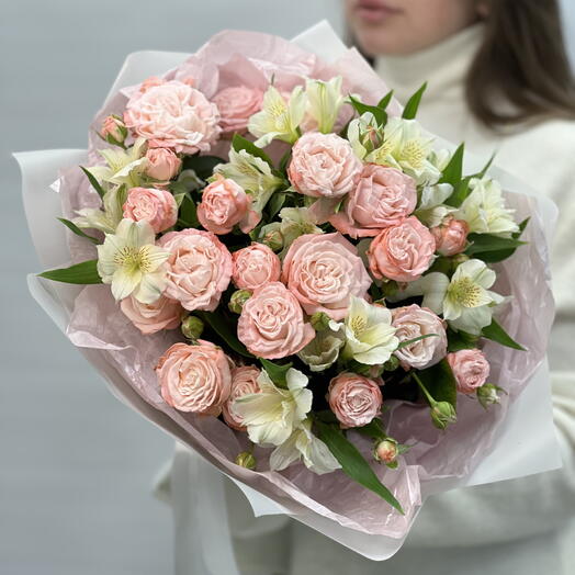 5 кустовых пионовидных роз с альстромерией