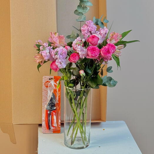 «Создай свой букет» — набор с пионовидными розами, альстромерией, маттиолой, вазой и секатором