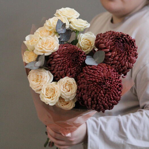 Осенний букет из темных хризантем и кустовых роз