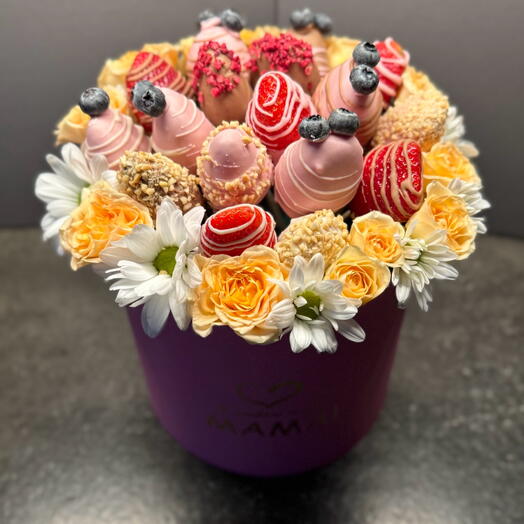 Букет сочность с клубникой в шоколаде и цветами🌸