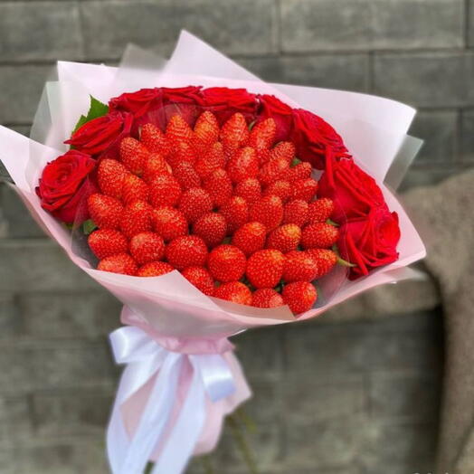 Букет из клубники с красными розами Маме