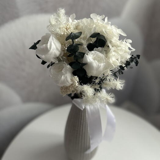 Ваза с белыми пионовидными  розами