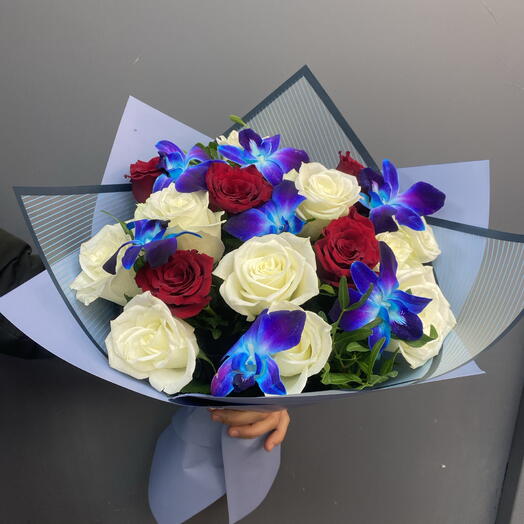 Букет из 15 розой с орхидей